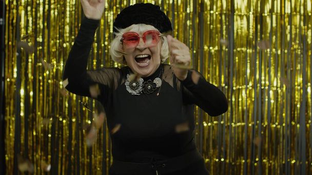 Šťastná starší žena křičí, slaví úspěch, vyhrávat loterii, cíl dosažení koncept - Fotografie, Obrázek