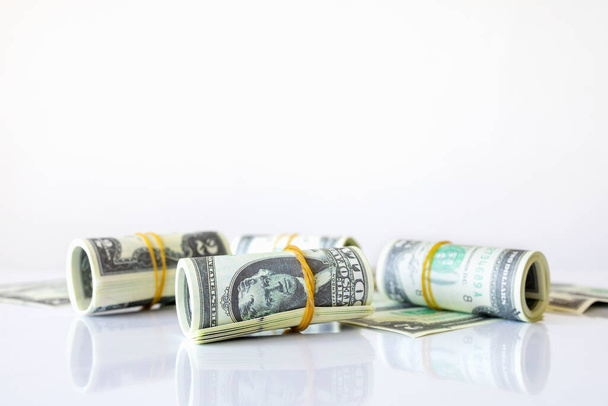 concetto di denaro. banconota da dollari su tavolo bianco con soft-focus e luce sullo sfondo - Foto, immagini