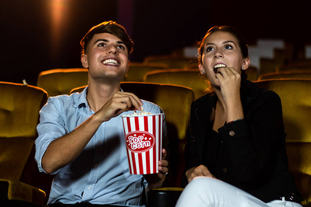 Люди смотрят кино в кинотеатре. - Фото, изображение