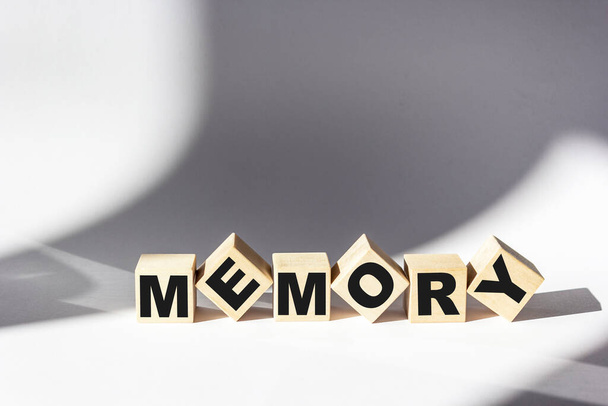 Paměť, slovo z dřevěných kostek na bílém stole - Fotografie, Obrázek