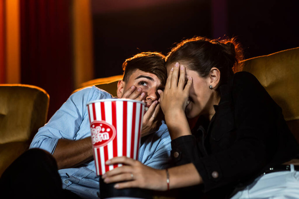 Una pareja de amantes viendo películas en el cine. - Foto, imagen