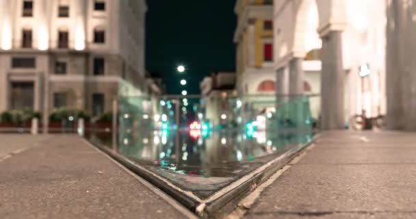 夜の広場での都市移動。勝利の広場,ブレシア,イタリア. - 映像、動画
