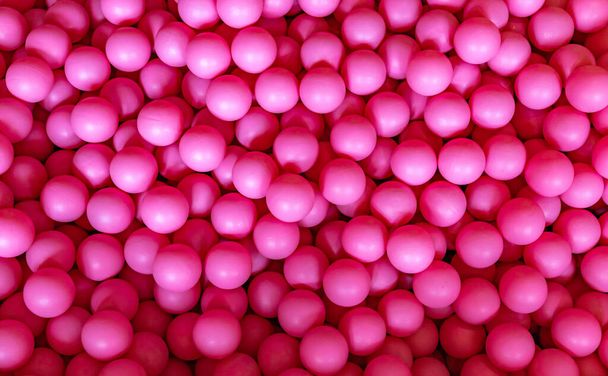 Картина ямы с шариками, полными маленьких розовых шариков. - Фото, изображение