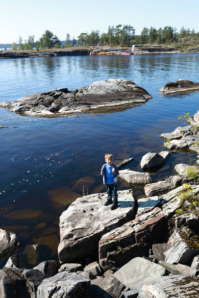 Kid on island in lake Ladoga skerries, Karelia - Foto, immagini