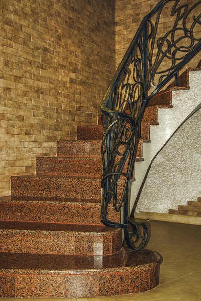 Изогнутая лестница с коваными перилами. Stair design. Путь вверх - Фото, изображение