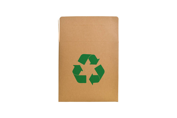 白い背景に隔離された箱紙の段ボールの緑のリサイクルシンボル。クリッピングパスを持つオブジェクト. - 写真・画像