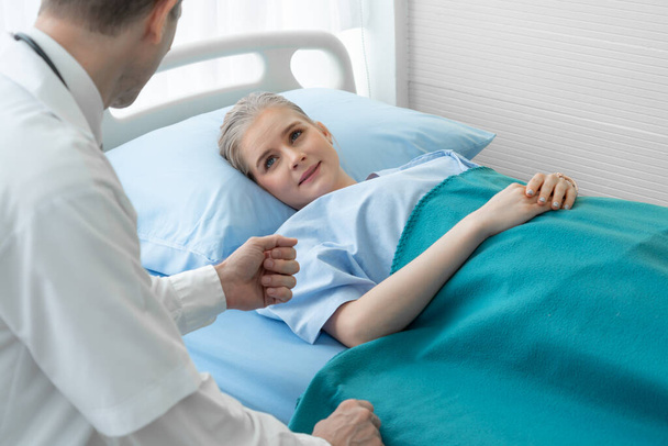 Врач в профессиональной форме осматривает пациента в больнице - Фото, изображение