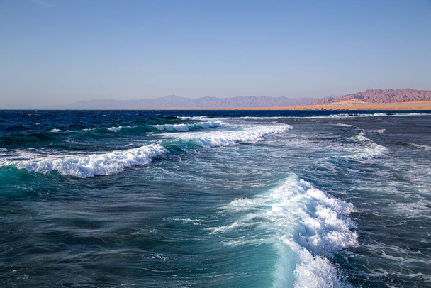 海の泡と波と美しい荒れ狂う海。ターコイズ波の背景. - 写真・画像