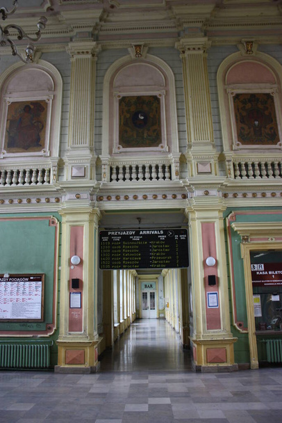 Интерьер исторического здания железнодорожного вокзала в Пшемышле со старомодным расписанием - Фото, изображение