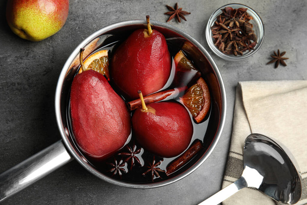 Poaching pears in mulled wine on grey table, flat lay - Foto, Imagem