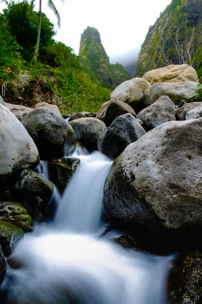 Pieni piilotettu vesiputous Iao Valley, Maui, Havaiji - Valokuva, kuva