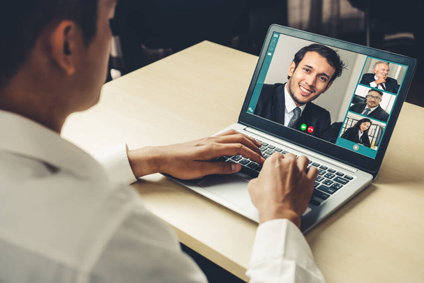 Встреча деловых людей по видеосвязи на виртуальном рабочем месте или в удаленном офисе - Фото, изображение