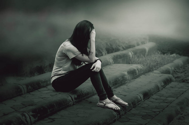 Yalnız üzgün, oturan bir kız - Fotoğraf, Görsel