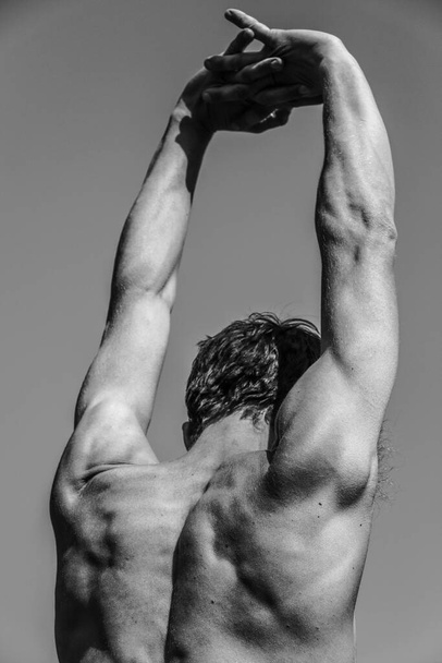 Férfi kéz közelkép Fekete-fehér kép egy izmos férfiról, sportos test, gyönyörű férfias izmok, megkönnyebbülés. Gyönyörű erős és rugalmas test, szexi vonzó. - Fotó, kép