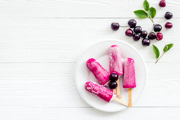 Fresh cherry berries ice cream. Popsicles overhead view - Fotografie, Obrázek