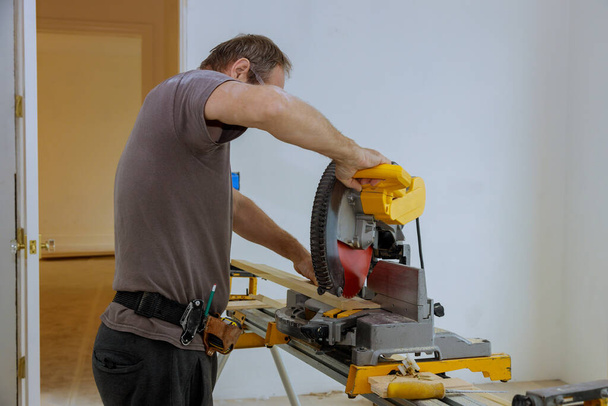 Mies leikkaa puulistat pyörösahalla, rakennusteollisuus - Valokuva, kuva