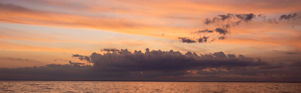 日没時の水平方向の空と海の作物  - 写真・画像