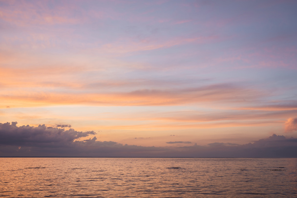 Bewölkter Himmel und Meer bei Sonnenuntergang  - Foto, Bild