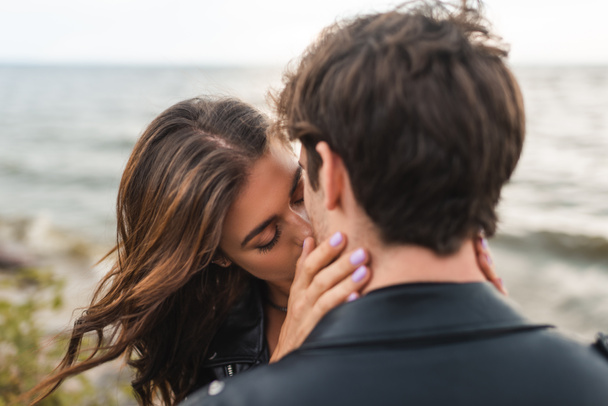 選択的焦点の若いです女性接吻ボーイフレンドオン海沿岸  - 写真・画像