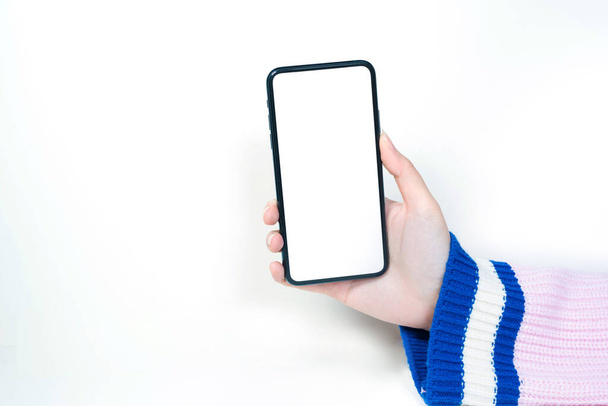 contactloos in nieuw normaal concept van vrouw handgreep en smartphone met witte geïsoleerde achtergrond - Foto, afbeelding