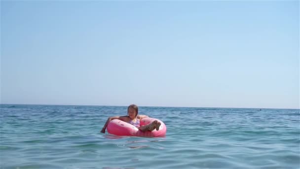 Rozkošná dívka na nafukovací matraci v moři - Záběry, video