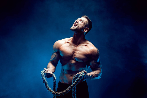 Man training with rope - Foto, imagen
