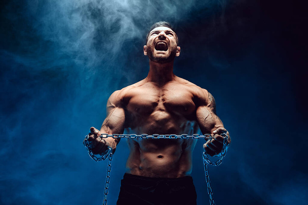 Bodybuilder with chain - Foto, afbeelding