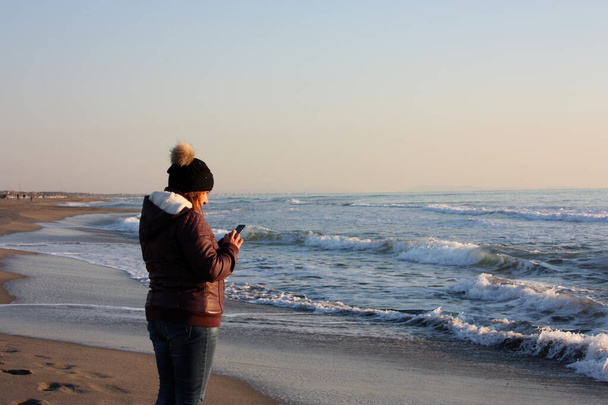 Прогулюючись піщаним пляжем Версилії в сонячний день італійської зими. - Фото, зображення