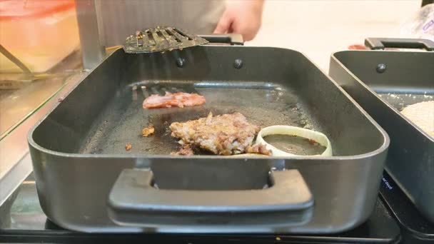 Smažení masa na pánvi, aby hamburger pro zákazníky, kteří si objednají - Záběry, video