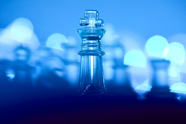 hauras läpinäkyvä lasi shakki sinisellä pohjalla  - Valokuva, kuva