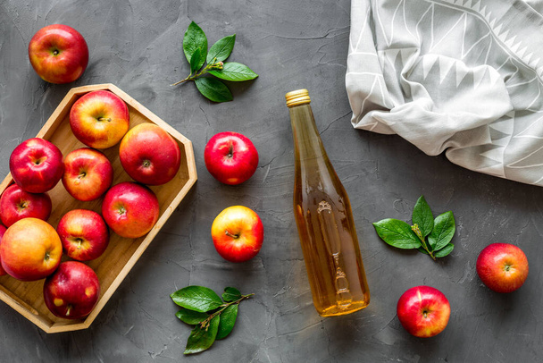 Vista superior de la sidra de manzana o vinagre - botella con frutas maduras y hojas - Foto, Imagen