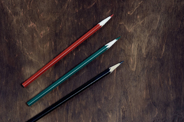  Multi-colored pencils on a wooden table - Fotoğraf, Görsel