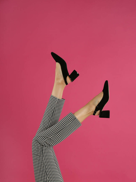 Woman wearing stylish shoes on pink background, closeup - Foto, afbeelding