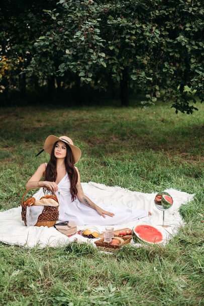 ピクニックで美しい白人女性。全長ストックフォト - 写真・画像