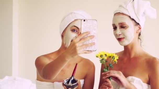 Mooie vrouw met een gezichtsverzorging cosmetische scrub behandeling in wellness spa. Anti-aging, gezichtsverzorging en luxe lifestyle concept. - Video