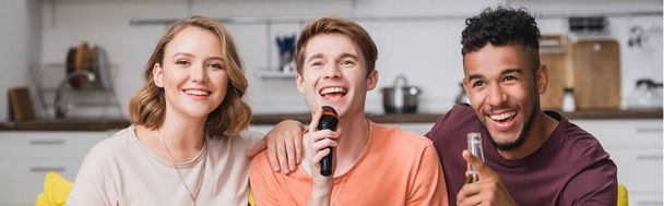 nagłówek strony internetowej radosnych wielokulturowych przyjaciół śpiewających karaoke podczas imprezy - Zdjęcie, obraz
