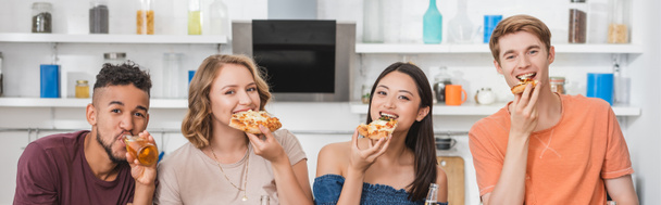 cabeçalho do site de amigos multiétnicos alegres comendo pizza durante a festa - Foto, Imagem