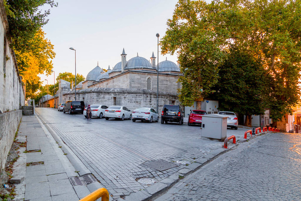 Istambul, Turquia - 29 de julho de 2020: Vista exterior da Mesquita Suleymaniye, localizada na terceira colina de Istambul. A mesquita foi encomendada por Solimão, o Magnífico e projetada por Mimar Sinan. - Foto, Imagem