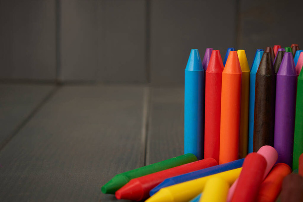 Buntstifte, die Kinder in der Schule auf den grundlegendsten Ebenen verwenden - Foto, Bild