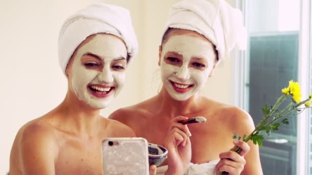Mooie vrouw met een gezichtsverzorging cosmetische scrub behandeling in wellness spa. Anti-aging, gezichtsverzorging en luxe lifestyle concept. - Video