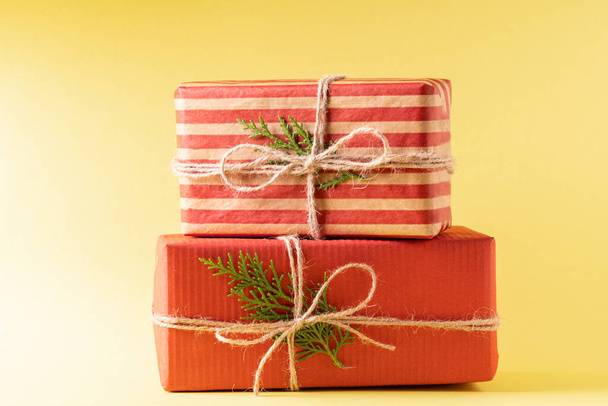 Natale rosso eco regali su sfondo giallo - Foto, immagini