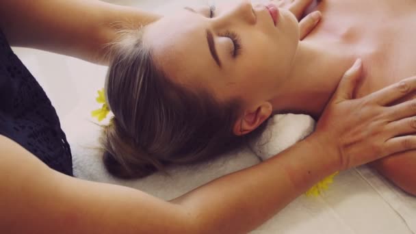 Relaxed woman getting shoulder massage in luxury spa by professional massage therapist. Wellness, healing and relaxation concept. - Footage, Video