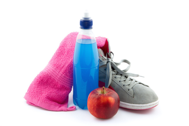 Sportausrüstung wie Turnschuhe, Energy Drink, Handtuch und Apfel - Foto, Bild