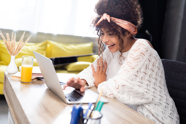 Selektiver Fokus der Frau, die lacht, während sie Laptop benutzt   - Foto, Bild