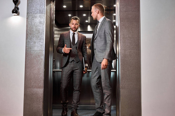 δύο επιχειρηματικοί συνεργάτες στο ασανσέρ - Φωτογραφία, εικόνα
