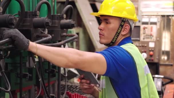 Inteligentny pracownik fabryczny korzystający z maszyny w warsztacie - Materiał filmowy, wideo