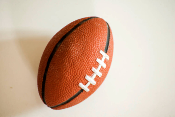 Κοντινό πλάνο της μπάλας του ράγκμπι απομονωμένη σε λευκό φόντο - Φωτογραφία, εικόνα