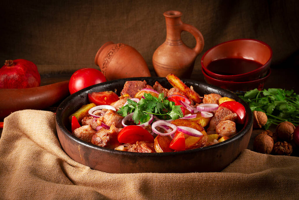 ojahuri, Γεωργιανή κουζίνα, πατάτες με κρέας, γεωργιανό παραδοσιακό πιάτο, οριζόντια, ρουστίκ  - Φωτογραφία, εικόνα
