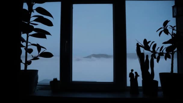 кадри хмар, що рухаються за вікном в туманний ранок
 - Кадри, відео