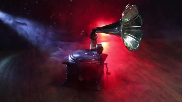 Imágenes de primer plano del tocadiscos de vinilo vintage sobre fondo negro con retroiluminación - Metraje, vídeo